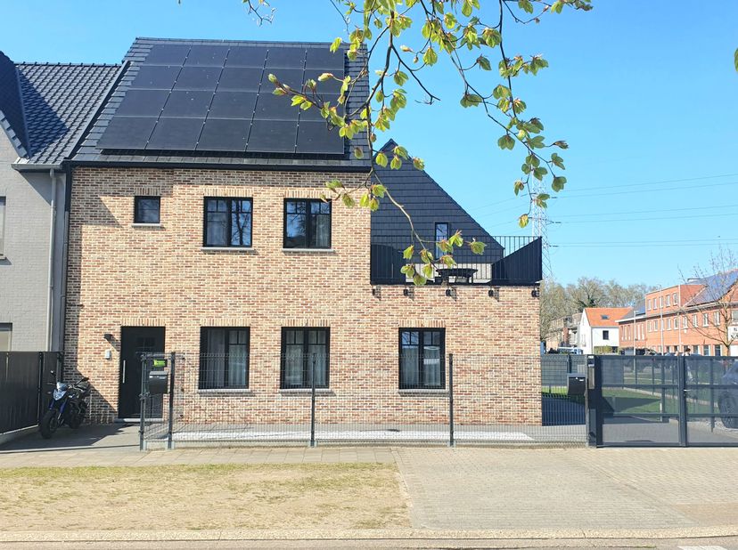 Dit recente appartement heeft een hoogwaardige afwerking en beschikt over een zeer ruim terras. Het is perfect gelegen voor wie rust zoekt en toch dic