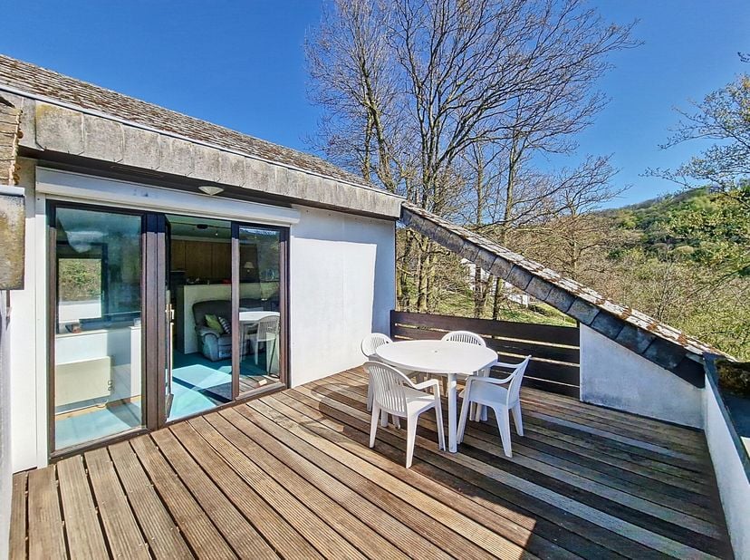 Te koop in Membre (Vresse-sur-Semois)  Gezellig appartement met 2 slaapkamers en 2 terrassen met prachtig uitzicht op natuur en dorp. Gelegen in het v