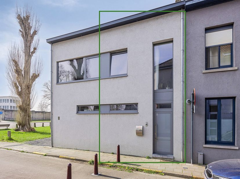 Deze volledig gerenoveerde woning in Heverlee is een buitenkans voor wie op zoek is naar rust, ruimte en comfort op een steenworp van Leuven. De wonin