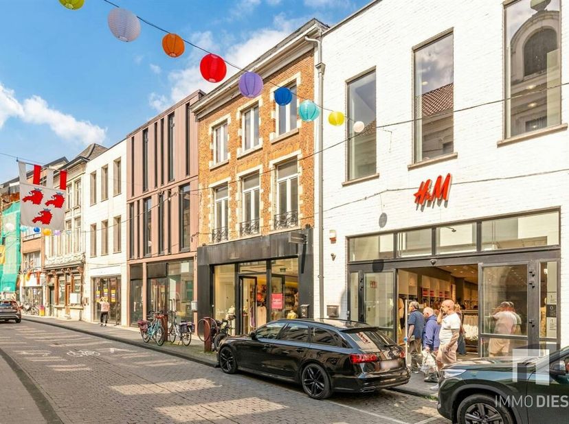 Handelshuis (+/- 303m²) met zo&#039;n 200m² aan winkelruimte in hartje Diest.&lt;br /&gt;
Perfecte zichtlocatie met mooie etalage en veel voetgangerspassage.&lt;br