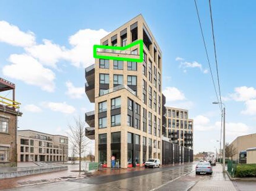 De Suikertoren grenst aan het levendige plein dat het centrum wordt van het dynamische Suikerpark. Het geniet van een prachtig zicht op het uitgestrek