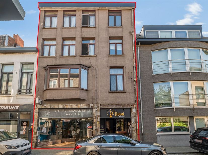 Unieke opbrengsteigendom met 3 appartementen en 2 handelspanden op een toplocatie te lier!&lt;br /&gt;
Ligging: &lt;br /&gt;
Centraal gelegen appartementsblok op