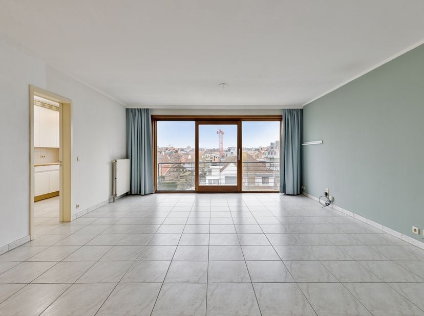 In de residentie &quot;Kiwi&quot; te Koksijde vinden we dit aangenaam ruim (101m²) appartement met kelder te koop. Het appartement is gelegen in het centrum van