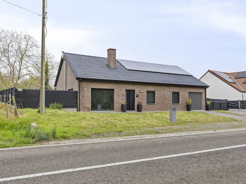 Er zijn van die plekken waar alles gewoon klopt. Deze warme, instapklare bungalow in Ezemaal is er zo een: omgeven door groen, badend in het licht en