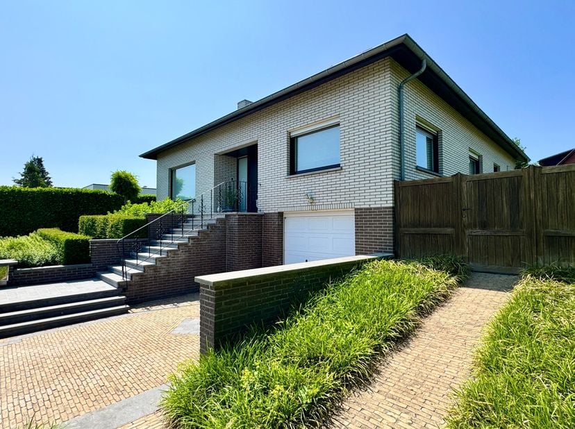 In een rustige en aangename wijk van het landelijke Bellegem vind je deze charmante vrijstaande woning terug  een ware oase van ruimte en comfort. Won