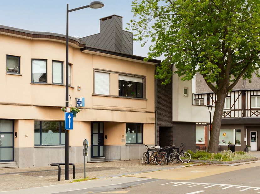 Deze mooie handelsruimte/kantoor ligt pal in het commerciële centrum van Hove, met een mooie visibiliteit. Het gelijkvloers heeft een private toegang
