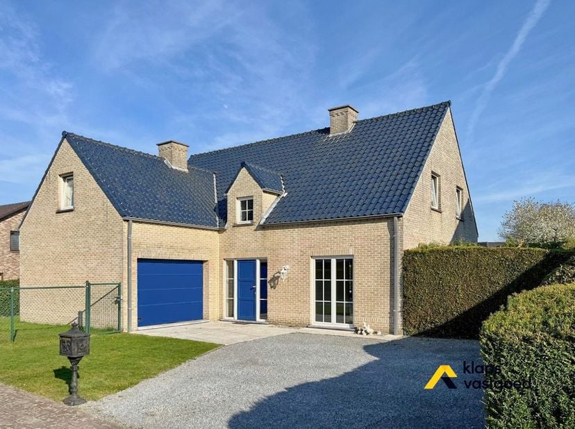 In de rustige wijk Boneputterveld, op wandelafstand van het levendige centrum van Bree, bevindt zich deze uitzonderlijke woning op een perceel van 826