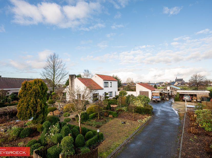 TE KOOP in LIEVEGEM : Zeer goed gelegen woning dicht bij de dorpskern van Zomergem. Winkels, openbaar vervoer en scholen in de onmiddellijke omgeving.