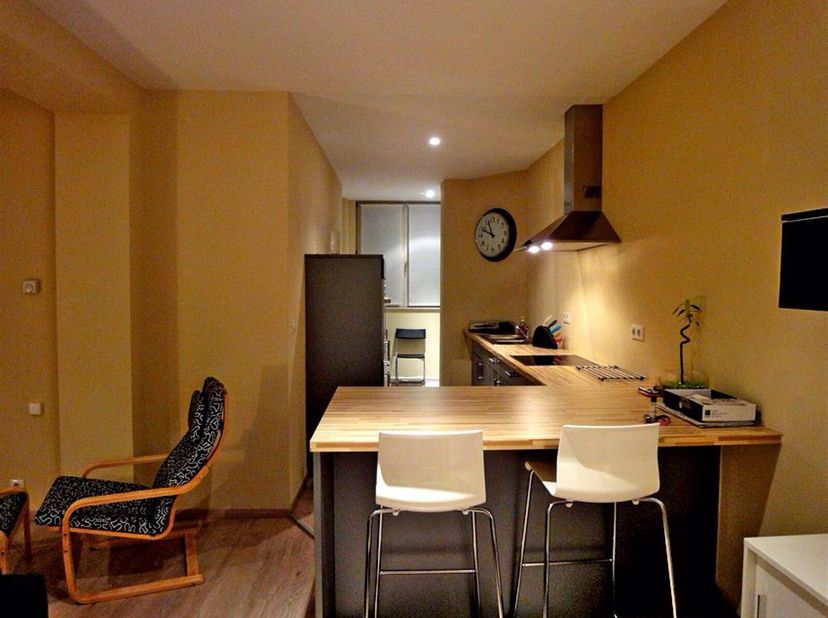 Dans lune des plus belles parties de la rue du Pot dOr, en face de la prestigieuse boutique Irina Kha, découvrez cet agréable appartement 1 chambre, i