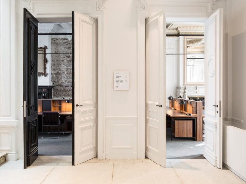 Dit exclusieve en luxueus afgewerkte kantoor combineert authentieke charme met moderne elegantie en biedt een inspirerende werkomgeving met zicht op h