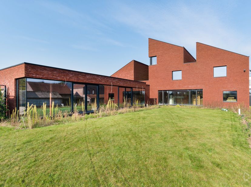 Découvrez cette villa exceptionnelle, située dans un emplacement de choix le long du Geestbeek à Lubbeek. Avec un généreux terrain de 24a 35ca, cette