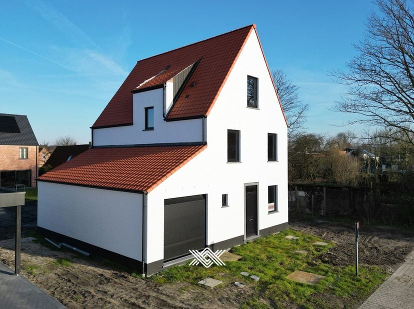 Deze nieuwbouw woning met 3 slaapkamers en een bewoonbare oppervlakte van 187 m² is gelegen op een perceel van 552,01 m² in de nieuwe verkaveling ‘Lal
