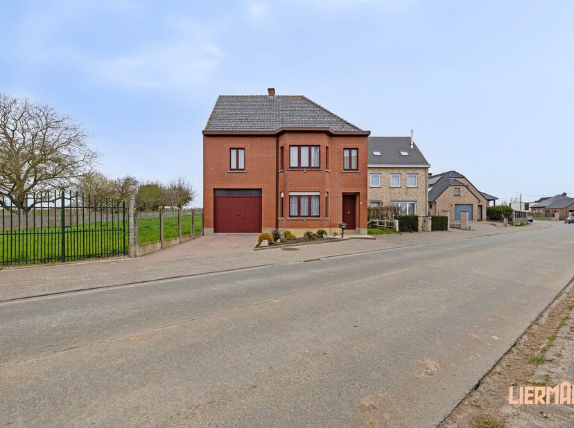 Welkom in deze ruime en solide gezinswoning met een royale bewoonbare oppervlakte van 231m², gelegen in het charmante en landelijke Aaigem. Dankzij de