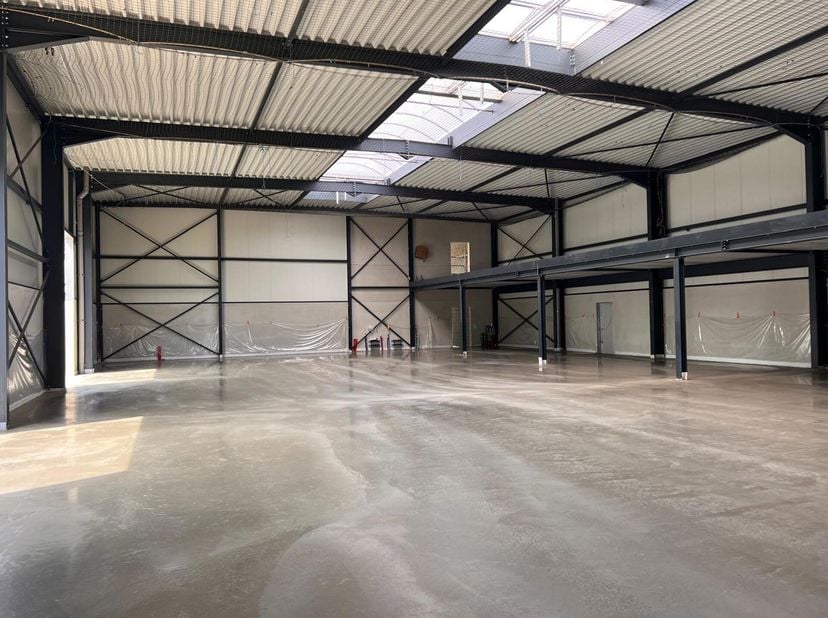 Op een vlot bereikbare locatie aan de Industrieweg in Beerse vind je deze hoogwaardige nieuwbouw KMO-unit van in totaal ca. 851 m² bruikbare oppervlak