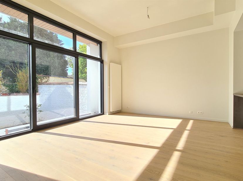 AUDERGHEM, à proximité du métro Hankar, superbe APPARTEMENT QUASI-NEUF en souplex (3Ch/2Sdb) de ±100 m² avec TERRASSE et JARDIN. Situé au rez-de-chaus