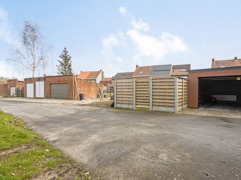 Maison à vendre à Kasteelweg 5 à Vlamertinge. Cette maison dispose de 3 chambres, d&#039;un grenier spacieux, d&#039;un joli jardin et d&#039;un garage avec sortie.
