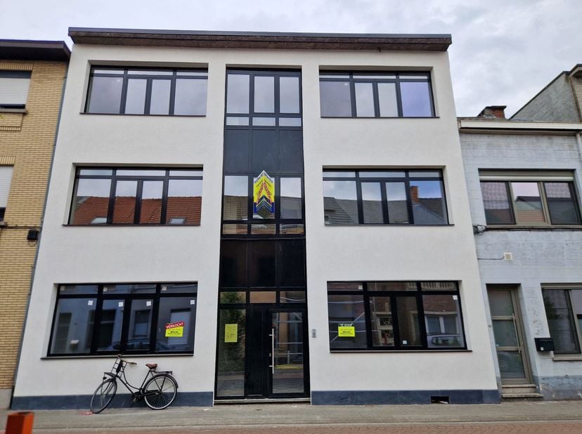 Zeer goed gelegen gerenoveerd gelijkvloers appartement met 1 slaapkamer + terras. De ligging de watertoren in Mechelen-Zuid, staat garant voor een goe