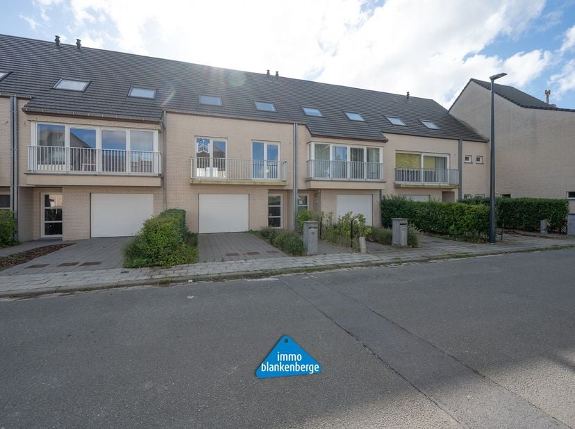 Deze ruime bel-etagewoning bevindt zich in een rustige, aangename woonwijk in Blankenberge.&lt;br /&gt;
&lt;br /&gt;
Via de inkomhal bereikt u de eerste verdiepin