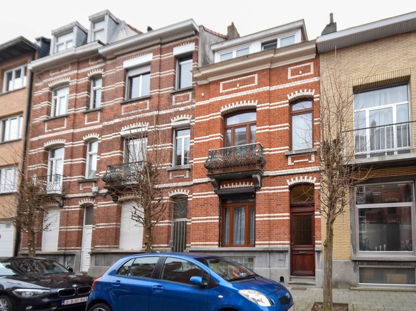 Idéalement située à proximité de la Place du Miroir et du College st Pierre, TRIOR vous propose cette charmante maison rénovée en 2004. Elle se compos