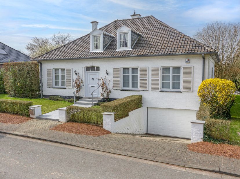 Superbe villa située dans un endroit extrêmement calme et verdoyant à Rhode-Saint-Genèse, à la frontière d&#039;Uccle, où il fait bon vivre. À distance de