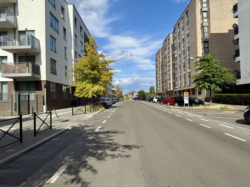 MOLENBEEK-SAINT-JEAN - REF : 7015148 - Dans un quartier vert et prisé proche de toutes les facilités, nous vous proposons ce bel appartement deux cham