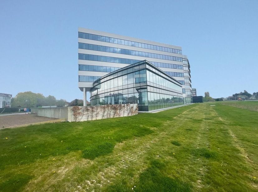 Fenomenaal gelegen kantoorruimte van 712 m² te huur, langs én met zicht van de E40 te Aalst. De kantoren situeren zich op de 3e verdieping van een kwa