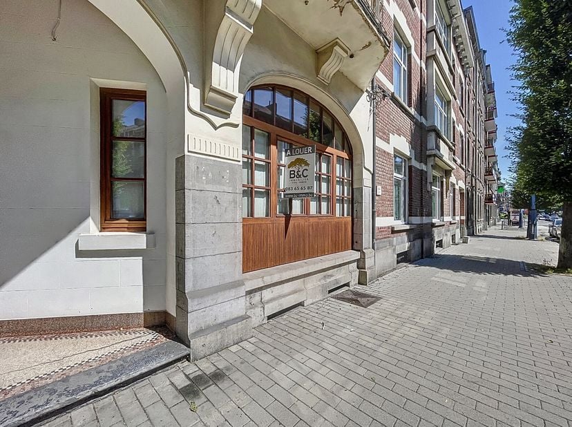 Idéalement situé à Namur, à deux pas de la gare et proche de toutes commodités, cet appartement 1 chambre entièrement équipé! Erigé au rez-de-chaussée