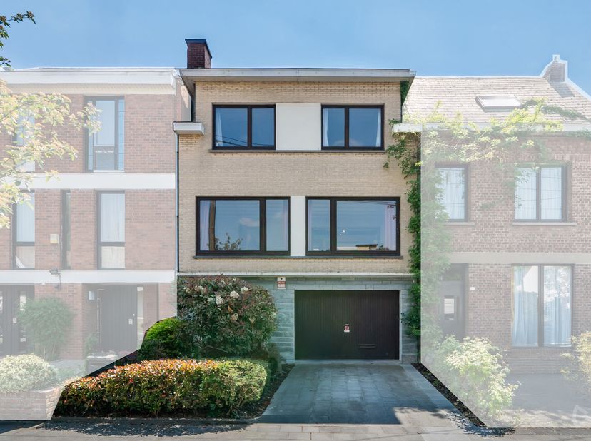 Cette agréable maison bel-étage se compose comme suit :&lt;br /&gt;
Rez-de-chaussée : un vaste hall d&#039;entrée de 16 m², un garage de 25 m² donnant accès à un