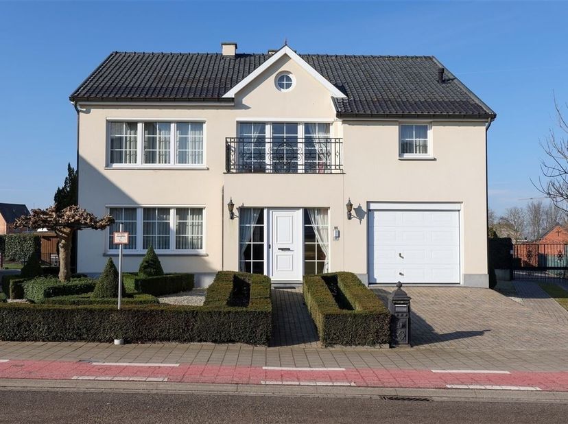 Karaktervolle ruime villa met 5 slaapkamers op een prachtig perceel van 18a 54ca&lt;br /&gt;
Omgeving:&lt;br /&gt;
+ Rustig en centraal gelegen in een residentiël