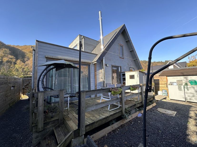 REZ DE CHAUSSEE de ± 66m² :&lt;br /&gt;
- Séjour de ± 32m² sur dalles de vinyle avec cuisine ouverte : meubles de rangement, évier, taque au gaz, hotte, fou