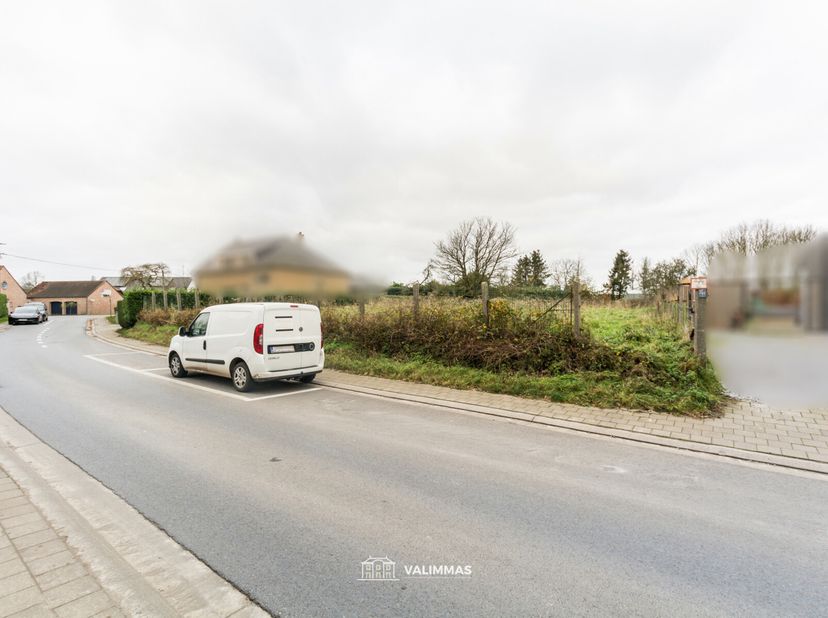 VALIMMAS verkoopt dit prachtig gelegen perceel bouwgrond, bestemd voor een ruime driegevelwoning. Eventueel ook samen te voegen met het aanpalende per