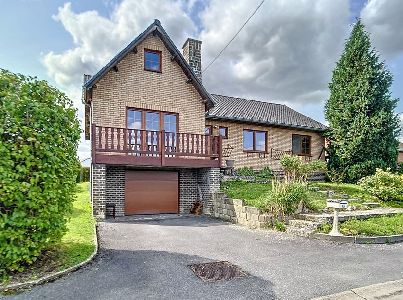 Nichée en retrait de la voirie, cette imposante villa vous séduira par son cadre paisible et sa magnifique vue dégagée sur lavant. Construite sur un t