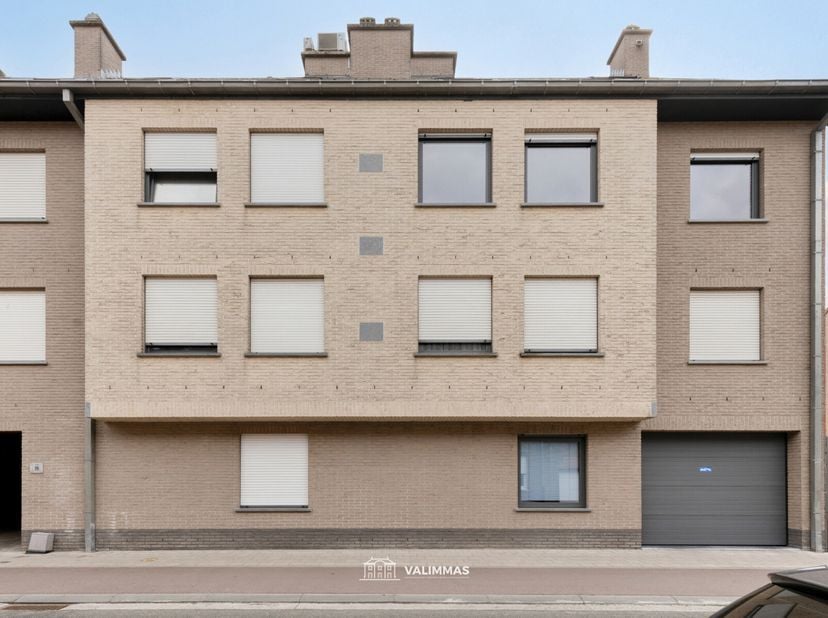 VALIMMAS verkoopt in het centrum van Merchtem dit ruime, direct instapklare en energiezuinige appartement met mooi terras en individuele garage.   Gel