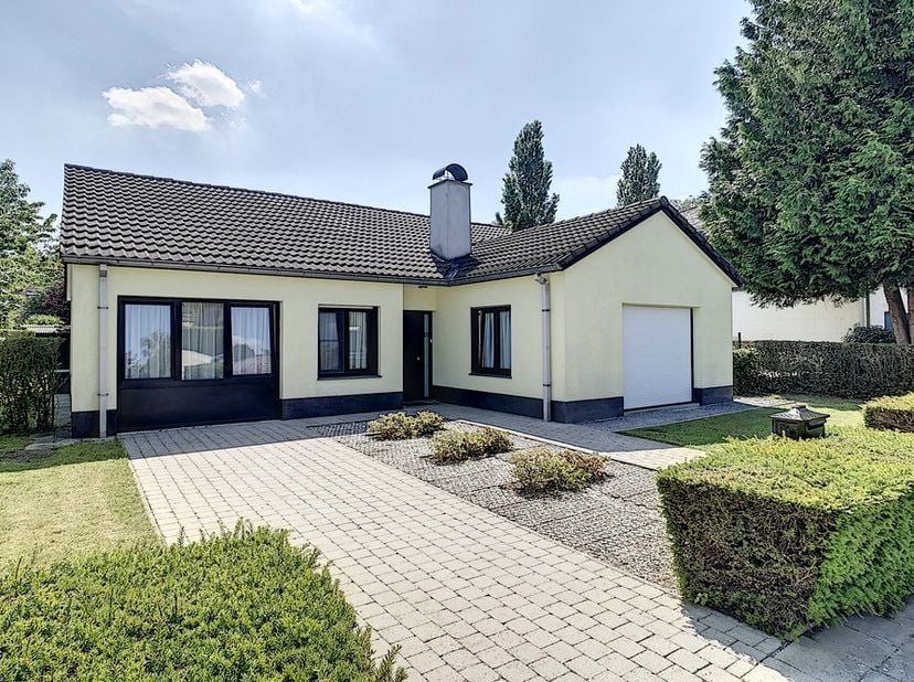 Bungalow 2 chambres très bien situé et rénové avec chambre d&#039;enfant/dressing/bureau, à proximité des transports en commun, des commerces et de la Brit