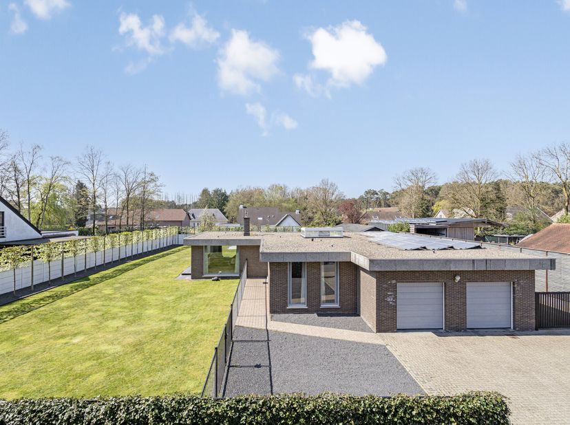 Villa résidentielle de faible hauteur sur un terrain de 1750 m², avec une largeur de rue de 35 mètres. La surface au sol de la maison est de 225 m² et