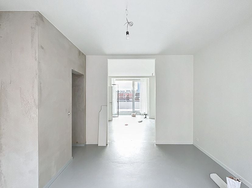 Dit prachtig gerenoveerde duplexappartement, gelegen in de Alphonse Hottatstraat 17 in een rustige omgeving van Elsene, biedt een ruime leefruimte, tw