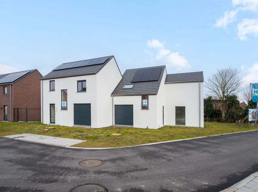 Gelegen op een uitstekende ligging nabij dorpskern van Jabbeke, nabij alle voorzieningen en de E40, treffen we deze kwaliteitsvolle nieuwbouwwoning aa
