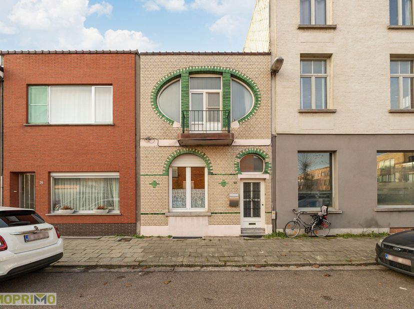 Charmante woning met 2 slaapkamers gelegen in een rustige straat te Borsbeek. Er is een ruime inkomhal met een trap naar de eerste verdieping.&lt;br /&gt;
&lt;