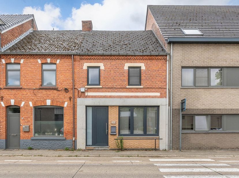 Met een centrale ligging, veel ruimte en potentieel, biedt deze woning heel wat mogelijkheden.&lt;br /&gt;
De woning is deels gerenoveerd, zo zijn er voldoe