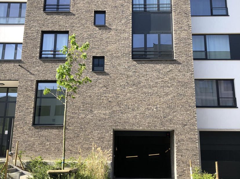 CONTACT : Quentin 0473 83 59 95 - quentin@bytheway.be- Ukkel Calevoet - In het complex &quot;Les hauts prés&quot;. In een nieuw gebouw, verschillende overdekte