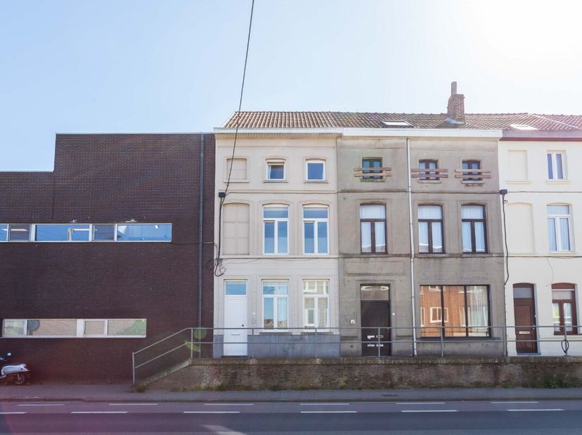 Kortrijk: Opbrengsteigendom bestaande uit 2 appartementen op centrale ligging in KortrijkIndeling: Bij binnenkomst kan u gelijkvloers een 1 slaapkamer