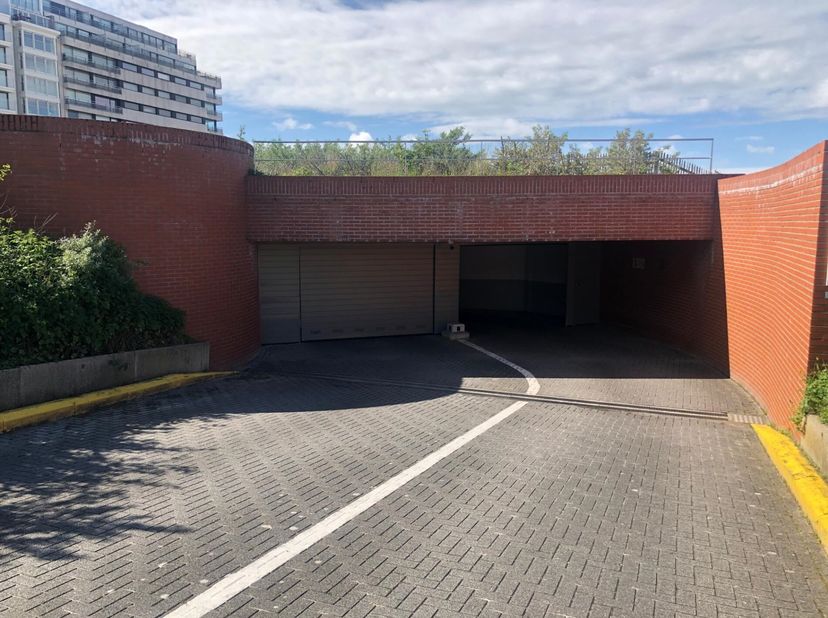 Deze gesloten garagebox met kantelpoort ligt uiterst centraal te Duinbergen, onder het Stübbenpark op niveau -3. De garage is vlot te bereiken en ligt