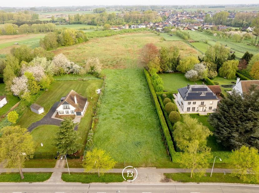 Mooi centraal gelegen tussen Aalst en Ninove, vinden we dit perceel bouwgrond met een grote weide van bijna 5 ha. Ideaal voor wie wil genieten van gro