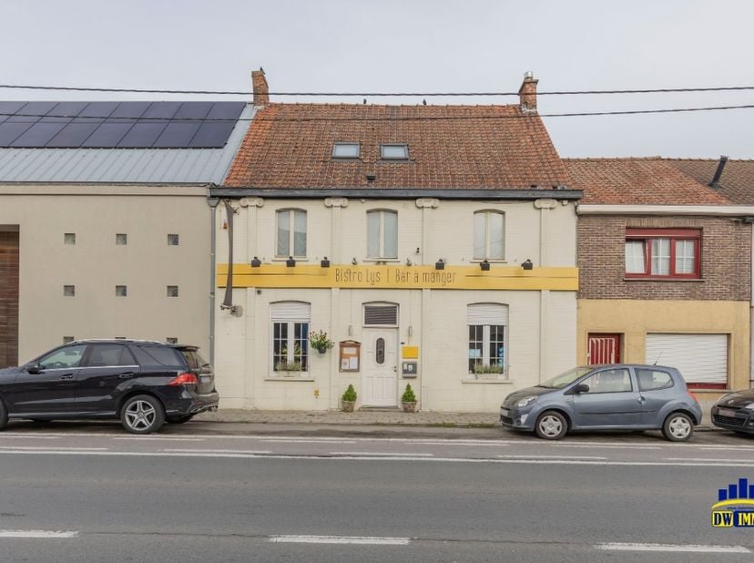 Ben je op zoek naar een instapklaar restaurant met woonst in een bruisende omgeving? Dan is deze kleinschalige bistro in Waregem de perfecte opportuni