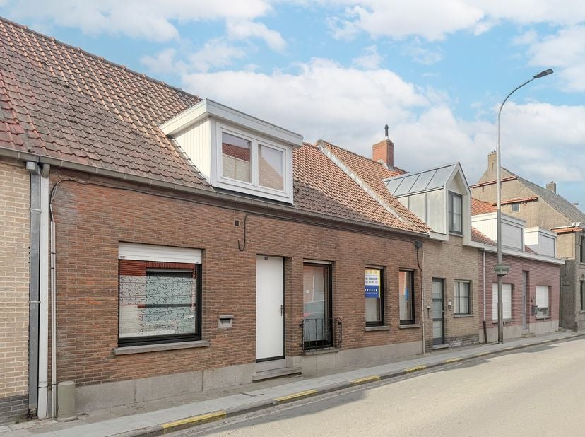 Deze ruime gezinswoning met 4 slaapkamers, inpandige garage en onderhoudsvriendelijke tuin vinden we terug nabij het rustige centrum van Markegem.&lt;br