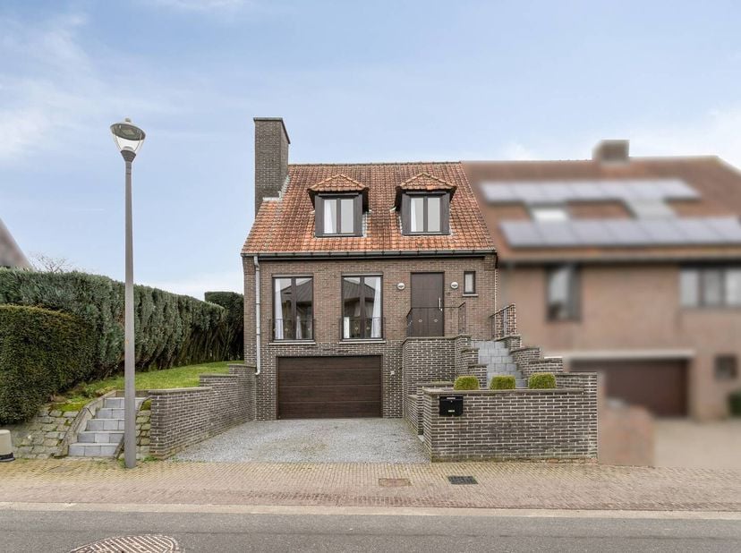 Dit halfopen huis is gelegen op een prachtige ligging in het landelijke Gijzelbrechtegem. U kan hier genieten van rust en privacy op een mooie grondop