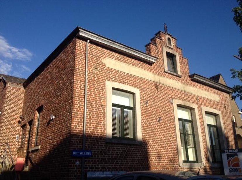 Eigentijds trendy bemeubeld (steigerhouten tafel met stoelen, bed en salontafel, tv  wand) appartement te huur in een uniek historisch gebouw  in het