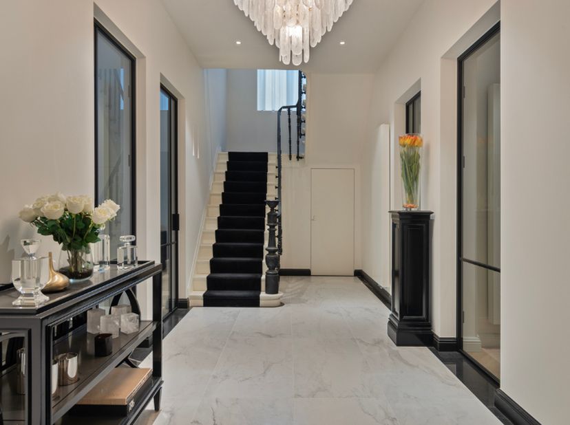 Luxe pand te koop nabij het dorpsplein van Lebbeke. Dit exclusieve eigendom wordt momenteel gebruikt als kantoorruimte en beschikt op de tweede verdie