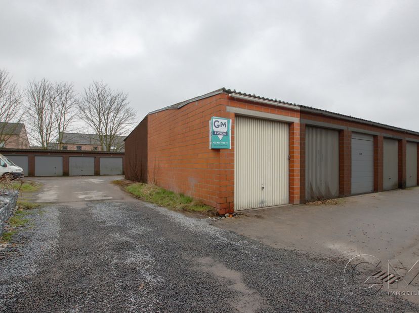 Garage individuel de +/- 20 m².&lt;br /&gt;
Particularités : porte basculante métallique. Bon état d&#039;ensemble. Accessible aux véhicules haut (camionnette, c