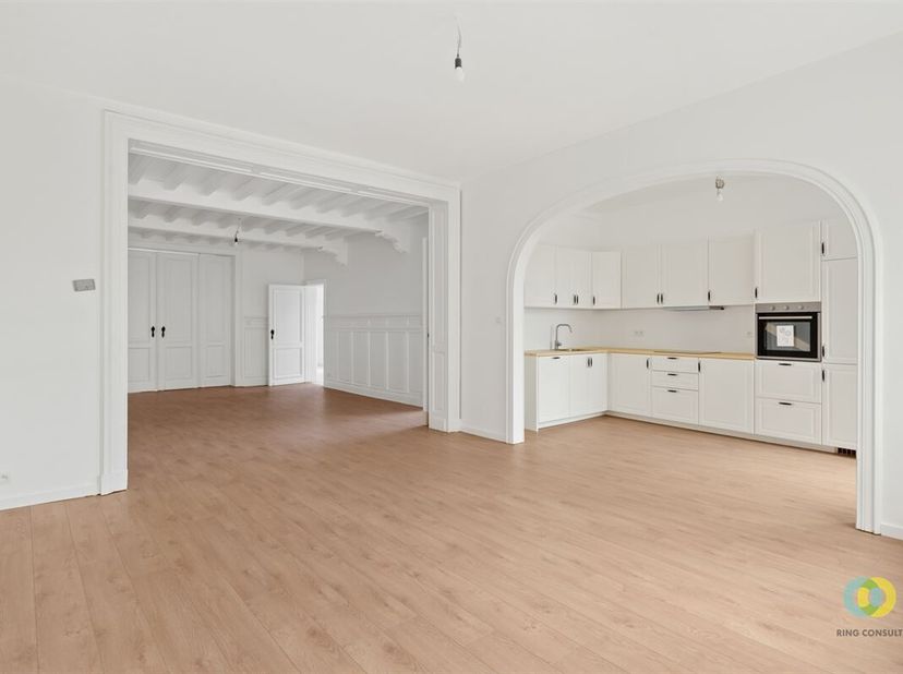 Bienvenue dans ce magnifique appartement rénové au coeur de Vilvorde, désormais disponible à la location. Le spacieux salon avec de grandes fenêtres,